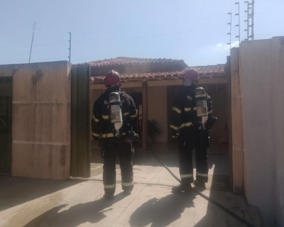 Bombeiros Militares combatem incndio em residncia em Rondonpolis