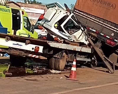 Registro de coliso entre caminhes em trecho da BR-364 em Vrzea Grande