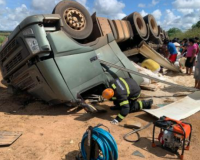 Motorista morre preso s ferragens aps carreta tombar na BR-070 em Primavera do Leste