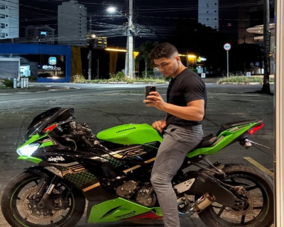 Jovem morre aps colidir moto de alta cilindrada em poste na Av. Miguel Sutil