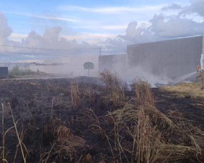 Bombeiros controlam incndio em lote residencial no bairro Belvedere, em Primavera do Leste