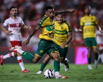 Cuiab e CRB empatam em jogo movimentado e marcado por defesas decisivas no Rei Pel  