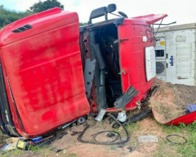 Motorista morre ap�s caminh�o capotar na Serra de S�o Vicente