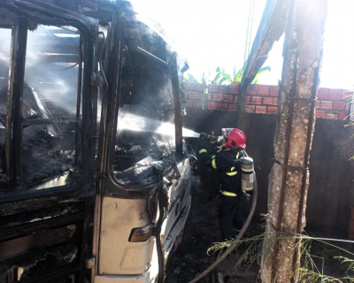 Bombeiros extinguem incndio em nibus em Rondonpolis