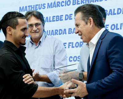 Governador homenageia estudantes destaques no Enem e no mundial de robtica