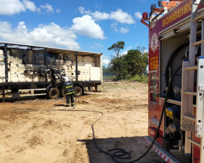Corpo de Bombeiros controla incndio em carreta carregada de algodo em Alto Araguaia