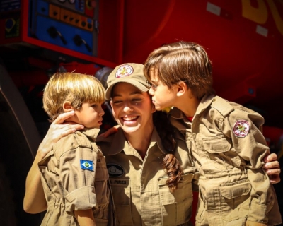 Bombeiras conciliam dupla miss�o e s�o motivos de orgulho para filhos