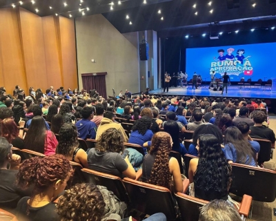 Aulo Inaugural do Pr-Enem Digit@l 2025 rene 500 estudantes no teatro da UFMT