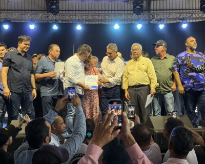 Governo de MT entrega escrituras definitivas s famlias dos bairros Boa Esperana e Vila Amizade
