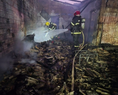 Bombeiros combatem incndio de grandes propores em Sinop