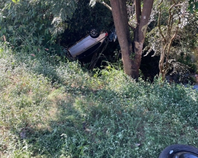 Corpo de Bombeiros socorre duas v�timas ap�s carro capotar na BR-163