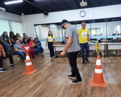 Detran realiza a��o educativa em rede de postos de combust�vel como parte da campanha Maio Amarelo