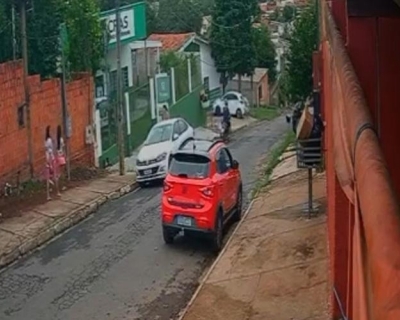  Motorista de carro vermelho  flagrado assediando meninas em Cuiab