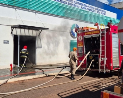Bombeiros combatem incndio em sala de raios-x de clnica em Rondonpolis