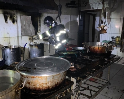 Bombeiros combatem incndio provocado por curto circuito em restaurante de Primavera do Leste