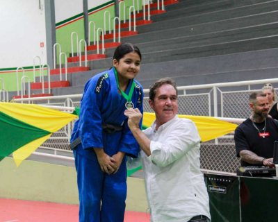 Prefeitura de Vrzea Grande premia vencedores dos Jogos Estudantis 2025