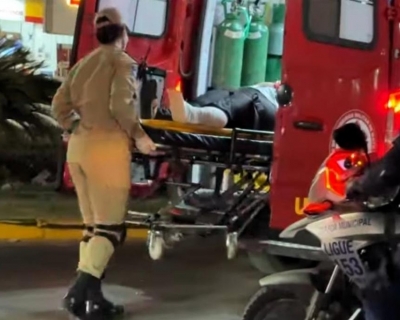 Bombeiros socorrem duas mulheres feridas aps coliso entre motocicletas
