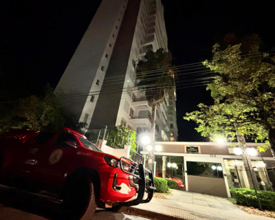 Corpo de Bombeiros age rpido e impede que fogo se alastre por prdio em Cuiab 