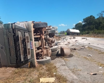 Grave acidente entre carretas interdita BR-163 em Lucas do Rio Verde