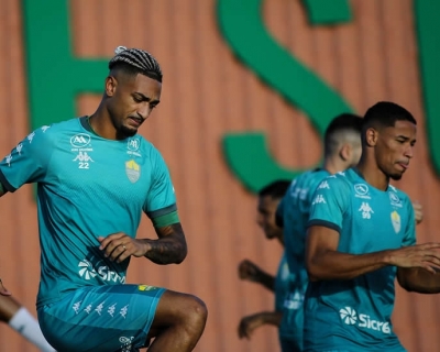 Tcnico Guto Ferreira comanda preparao do Cuiab no CT 