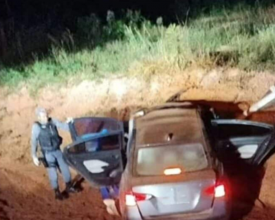 Homem morre e trs pessoas ficam feridas aps carro bater em barranco