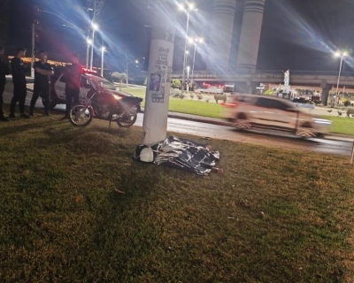 Motociclista morre aps bater contra poste em rotatria de Vrzea Grande