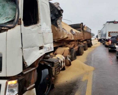 Coliso entre trs carretas e carro deixa motorista ferido na BR-174 em Cceres
