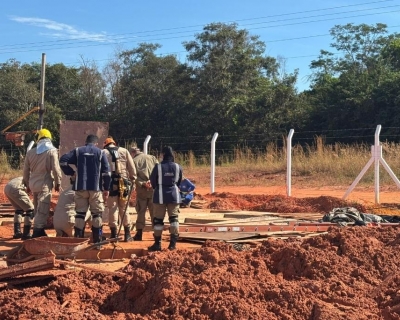Bombeiros resgatam corpo de homem que morreu aps queda de sete metros