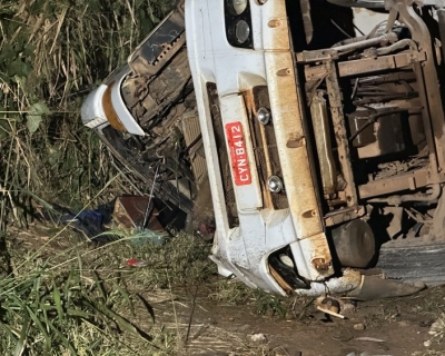 Carreta carregada com adubo tomba na Serra de So Vicente e motorista fica ferido