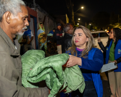 Secretaria de Assistncia Social de Rondonpolis entrega cobertores a pessoas em situao de rua