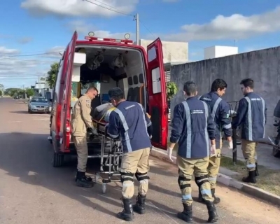 Bombeiros socorrem trabalhador aps cair de cinco metros em construo