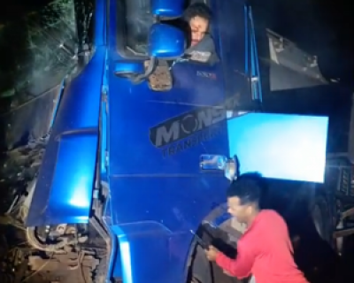 Acidente entre carretas na BR-364 interdita pista sul na Serra de So Vicente