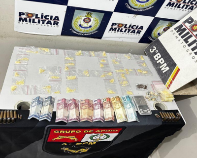 Policia Militar prende tr�s homens por tr�fico, apreende muni��es e 83 por��es de drogas