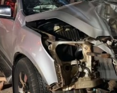 Caminhonete destri muros de casas aps acidente no centro de Rondonpolis
