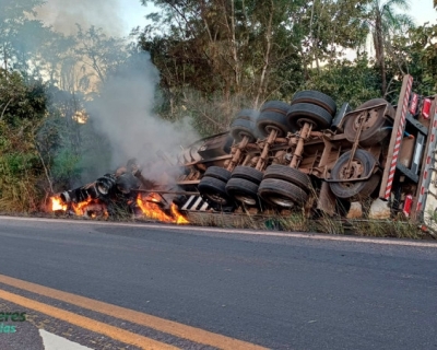 Carreta tomba e pega fogo na BR-174, em Cceres; duas pessoas ficam feridas