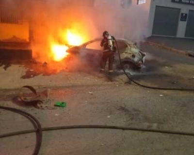 Grupo incendeia carro na Rodovia Emanuel Pinheiro, em Cuiab