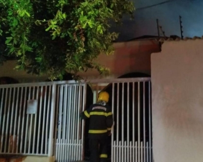 Corpo de Bombeiros combate inc�ndio em casa no CPA 1