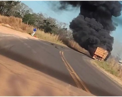 Carreta pega fogo na MT-249, em Nova Mutum
