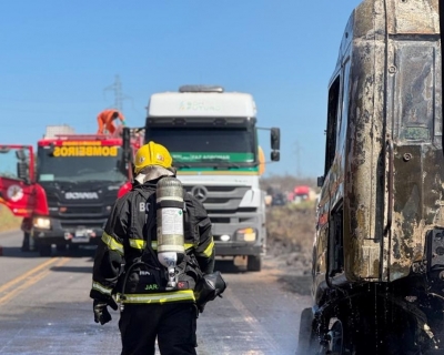 Corpo de Bombeiros utiliza 6 mil litros de �gua para combater inc�ndio em carreta