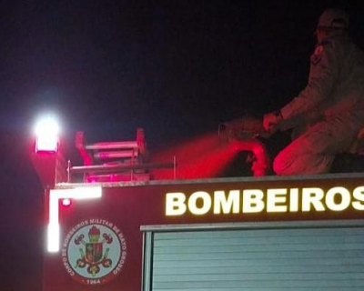 Corpo de Bombeiros controla inc�ndio em terreno baldio com vegeta��o seca
