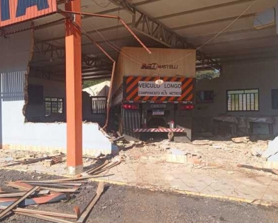Carreta desgovernada invade restaurante �s margens da BR-174 em Comodoro