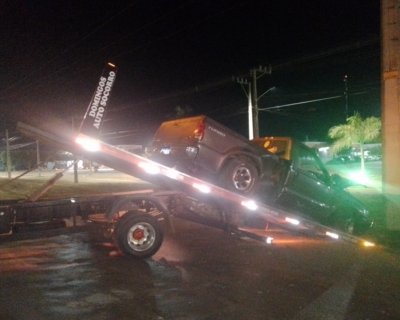 Carro acerta poste em alta velocidade aps cruzar rotatria na MT-449