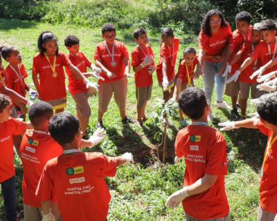Prefeitura de Vrzea Grande realiza limpeza do rio Cuiab com alunos da rede municipal