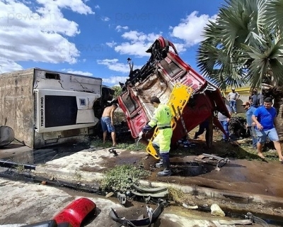 Carreta tomba na BR-163 em Nova Mutum e deixa dois feridos