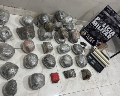 For�a T�tica prende homem por tr�fico e apreende 30 por��es de supermaconha