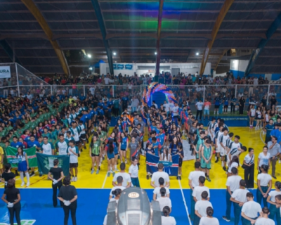 Abertura dos Jogos Escolares e Jogos Estudantis de Selees rene atletas e emociona o pblico no Ginsio Guido Chimatti em Jaciara