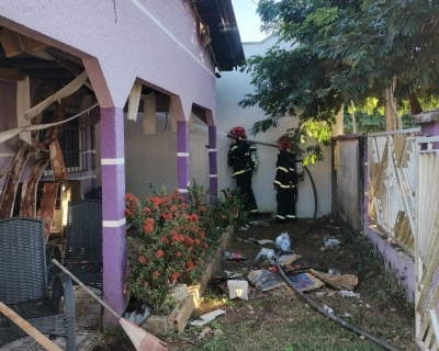 Corpo de Bombeiros combate incndio em residncia em Alta Floresta