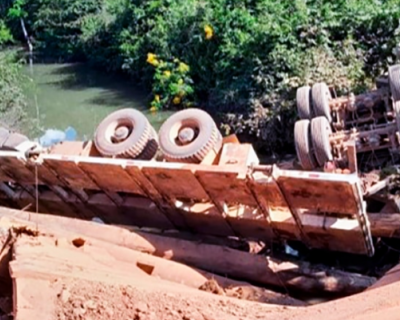 Caminh�o tomba ap�s ponte de madeira ceder em Nova Bandeirantes