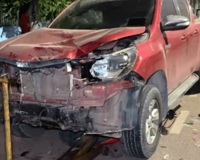 Caminhonete arrasta motociclista aps coliso e atinge dois carros estacionados em Sinop