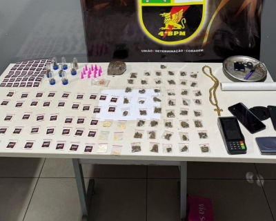 PM prende integrantes de fac��o criminosa e apreende 184 por��es de drogas